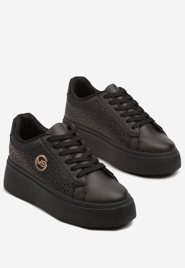 Born2be - Czarne Sneakersy na Platformie Zdobione Ażurową Perforacją i Aplikacją Camioria. Okazja: na co dzień. Kolor: czarny. Materiał: jeans. Wzór: aplikacja, ażurowy. Obcas: na platformie