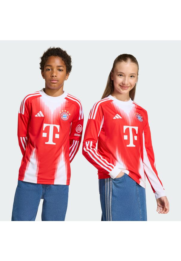 Adidas - Dziecięca koszulka podstawowa z długimi rękawami FC Bayern 25/26. Kolor: czerwony. Długość rękawa: długi rękaw. Długość: długie. Sport: piłka nożna