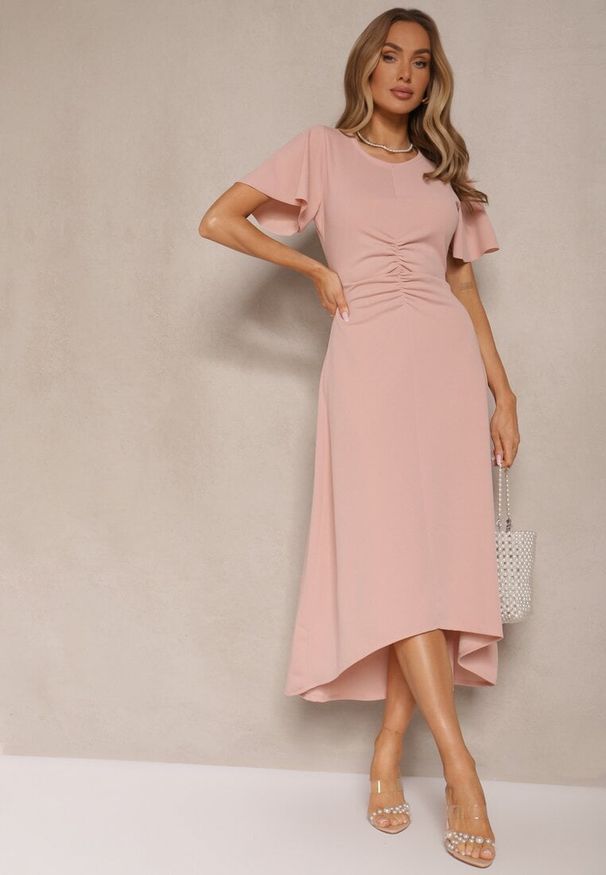 Renee - Różowa Sukienka o Rozkloszowanym Kroju z Marszczeniem Odarene. Kolor: różowy. Styl: klasyczny