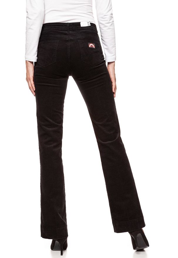 Wrangler - DAMSKIE SPODNIE SZTRUKSOWE WRANGLER FLARE BLACK W233EK100 112127837. Materiał: sztruks. Sezon: lato