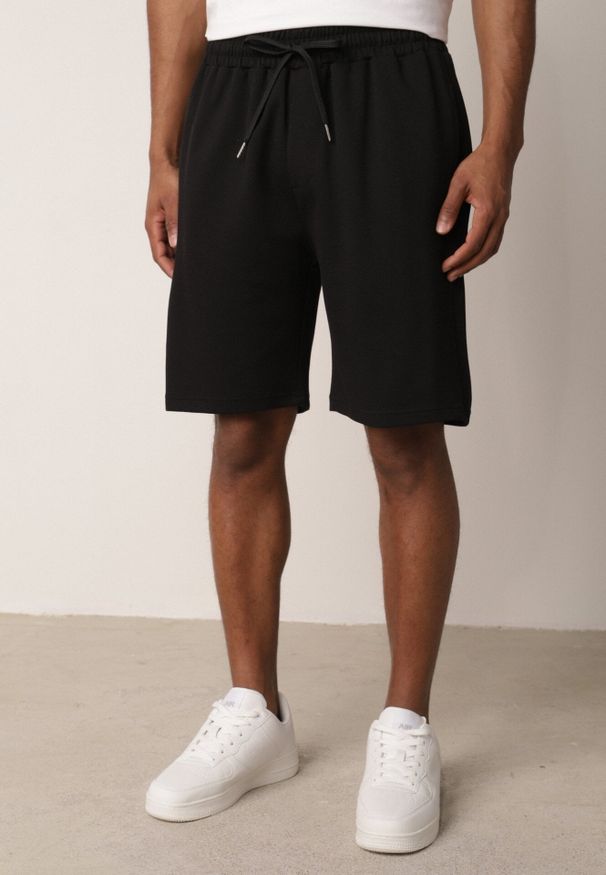 Born2be - Czarne Szorty Dresowe z Bawełną i Sznurkami Leofiel. Okazja: na co dzień, na spacer. Kolor: czarny. Materiał: bawełna, dresówka. Wzór: napisy. Styl: casual, klasyczny