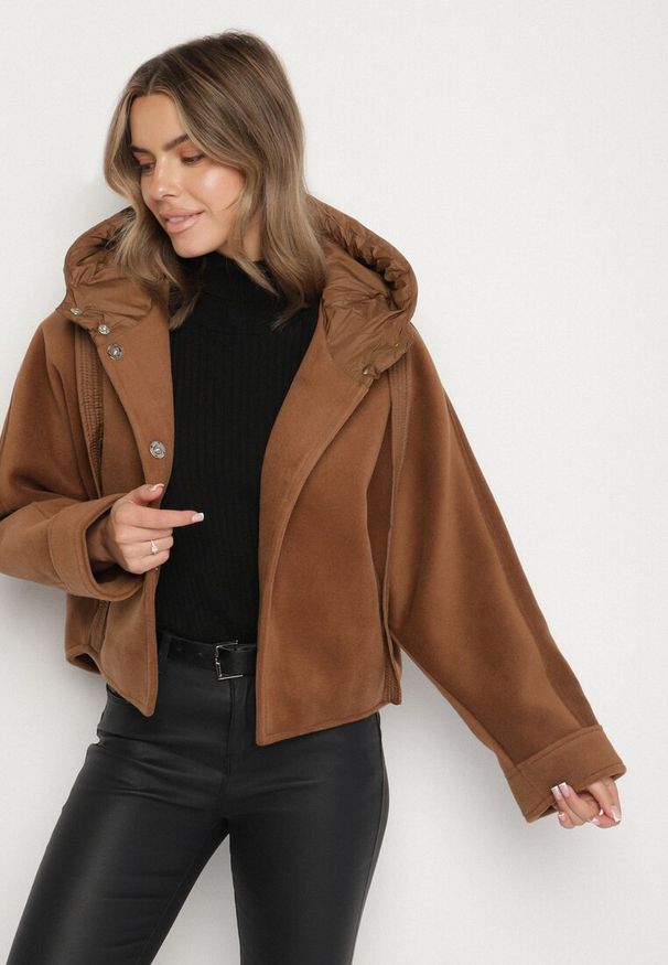 Born2be - Brązowa Przejściowa Kurtka z Rękawami Typu Nietoperz i Kapturem Alinee. Okazja: na spacer. Kolor: brązowy. Materiał: jeans. Sezon: jesień, wiosna. Styl: klasyczny
