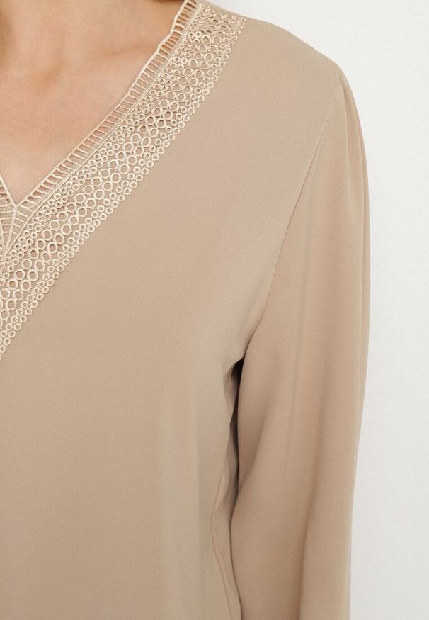 Born2be - Beżowa Bluzka w Rustykalnym Stylu z Koronką i Dekoltem w Serek Gonlira. Typ kołnierza: dekolt w serek. Kolor: beżowy. Materiał: koronka. Długość rękawa: długi rękaw. Długość: długie. Wzór: koronka. Styl: boho, elegancki