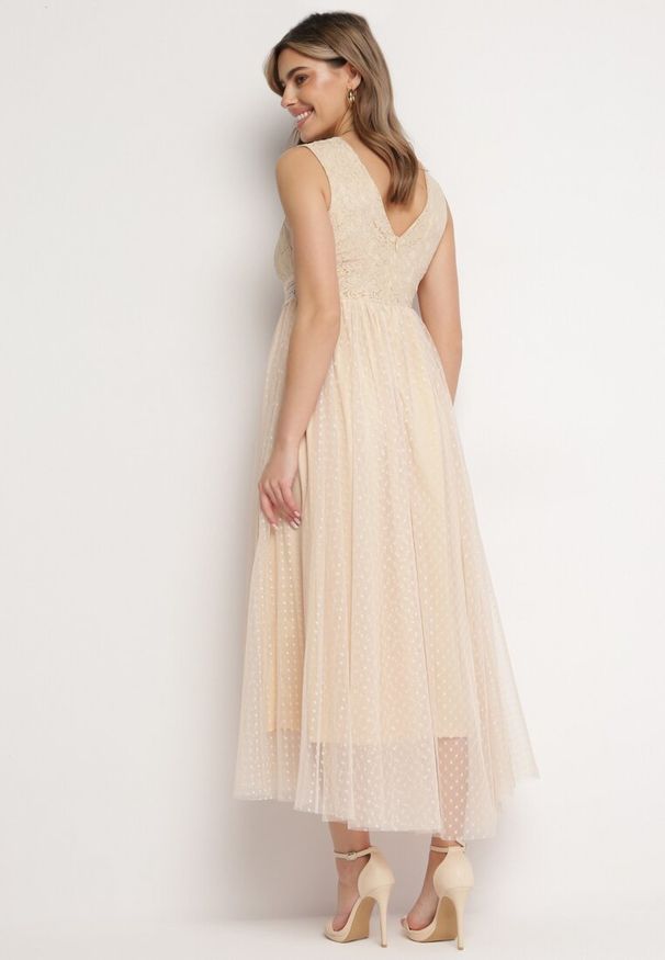 Born2be - Beżowa Rozkloszowana Sukienka Maxi z Koronkową Górą i Tiulowym Dołem Gelivia. Kolor: beżowy. Materiał: koronka, tiul. Długość: maxi