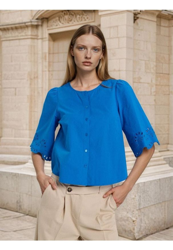 Sinsay - Koszulowa bluzka z ażurowym wykończeniem rękawa - niebieski. Kolor: niebieski. Wzór: ażurowy