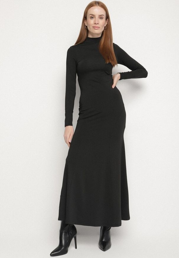 Born2be - Czarna Taliowana Sukienka Koktajlowa z Wiskozą i Półgolfem Zozelira. Okazja: na co dzień. Kolor: czarny. Materiał: wiskoza. Typ sukienki: proste. Styl: wizytowy