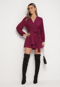 Born2be - Fioletowa Kopertowa Sukienka Kombinezon Mini z Falbanką Bomina. Typ kołnierza: kołnierz z falbankami. Kolor: fioletowy. Materiał: materiał. Typ sukienki: kopertowe. Długość: mini #5