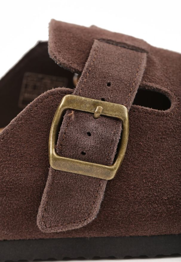 Renee - Brązowe Klapki Typu Chodaki z Zamszu Naturalnego z Klamrą Meridnore. Kolor: brązowy. Materiał: zamsz. Sezon: lato. Styl: elegancki