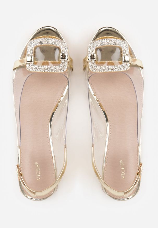 Born2be - Złote Transparentne Sandały VICES na Obcasie z Klamerką z Cyrkoniami na Nosku Penriane. Okazja: na co dzień. Kolor: złoty. Materiał: jeans, satyna. Wzór: aplikacja. Obcas: na obcasie. Styl: elegancki, glamour, casual. Wysokość obcasa: średni