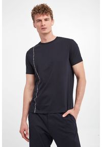 Armani Exchange - T-shirt ARMANI EXCHANGE. Długość rękawa: krótki rękaw. Długość: krótkie. Wzór: aplikacja, nadruk