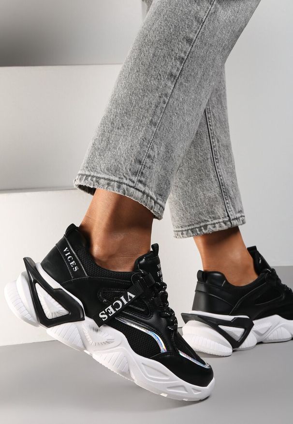 Renee - Czarne Sneakersy Naerime. Nosek buta: okrągły. Zapięcie: bez zapięcia. Kolor: czarny. Materiał: materiał. Szerokość cholewki: normalna. Wzór: napisy, aplikacja