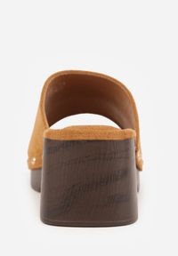 Born2be - Jasnobrązowe Klapki Drewniaki na Słupku Zdobione Nitami Hilencja. Okazja: na co dzień. Kolor: brązowy. Materiał: zamsz, len. Wzór: aplikacja. Obcas: na słupku. Styl: casual, boho #2