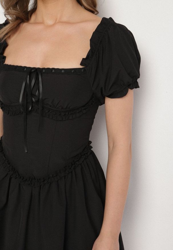 Born2be - Czarna Sukienka Vices w Rustykalnym Stylu z Gorsetowym Wiązaniem Tolaviela. Okazja: na imprezę, na spacer. Typ kołnierza: dekolt gorset. Kolor: czarny. Materiał: jeans. Wzór: aplikacja. Typ sukienki: gorsetowe. Styl: elegancki