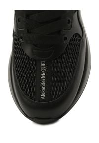 Alexander McQueen - ALEXANDER MCQUEEN - Czarne sneakersy z łączonych materiałów. Zapięcie: sznurówki. Kolor: czarny. Materiał: materiał #6