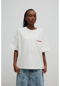 Marsala - Tshirt typu oversize w kolorze BIAŁYM - ONLY z haftem -L. Kolor: biały. Materiał: elastan, bawełna. Wzór: haft. Styl: elegancki, klasyczny