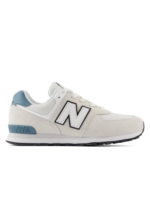 Buty dziecięce New Balance G5744LM – beżowe. Okazja: na co dzień, na uczelnię. Kolor: beżowy. Materiał: zamsz, syntetyk, materiał. Szerokość cholewki: normalna. Model: New Balance 574. Sport: turystyka piesza