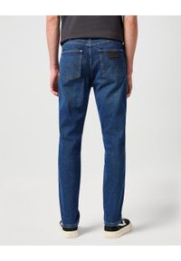 Wrangler - WRANGLER LARSTON MĘSKIE SPODNIE JEANSOWE JEANSY DŻINSY THE ROCK W18S8450X 112335242. Styl: rockowy