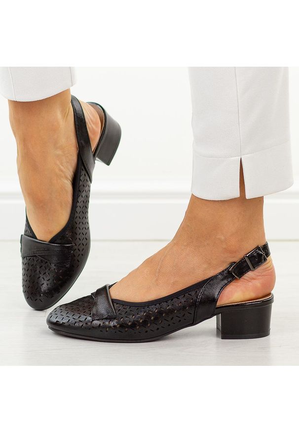 Czarne czółenka damskie na obcasie Jezzi asa200-18. Okazja: na co dzień, na imprezę. Nosek buta: okrągły. Kolor: czarny. Szerokość cholewki: normalna. Wzór: ażurowy, aplikacja. Materiał: skóra. Sezon: wiosna, lato. Obcas: na obcasie. Styl: casual, elegancki, klasyczny, wizytowy. Wysokość obcasa: niski