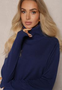 Renee - Granatowy Klasyczny Golf Longsleeve z Dodatkiem Wiskozy Leriona. Typ kołnierza: golf. Kolor: niebieski. Materiał: wiskoza. Długość rękawa: długi rękaw. Styl: klasyczny