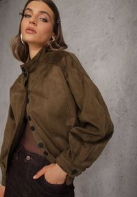 Renee - Ciemnobeżowa Kurtka Bomber Jacket Ozdobiona Guzikami Quilimi. Okazja: na co dzień. Kolor: zielony. Wzór: aplikacja. Styl: casual, elegancki #8