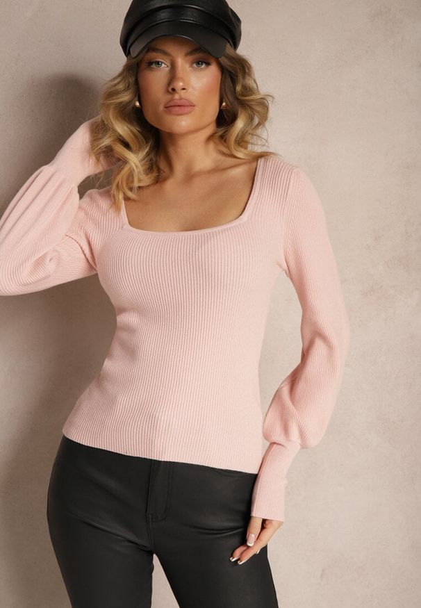 Renee - Różowy Sweter Oranrad. Okazja: na co dzień. Typ kołnierza: dekolt kwadratowy. Kolor: różowy. Materiał: jeans, dzianina, prążkowany. Długość: długie. Styl: klasyczny, casual