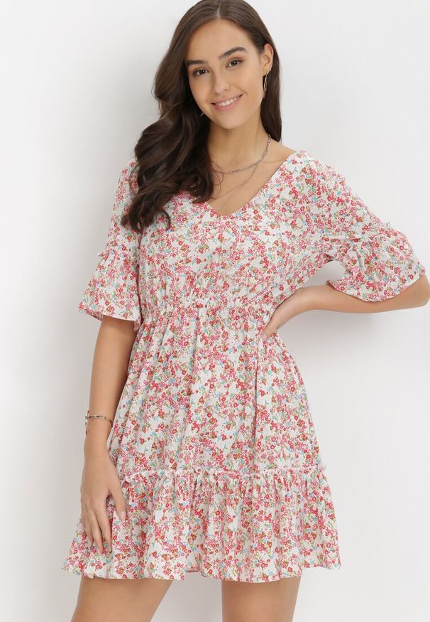 Born2be - Różowa Sukienka Myspheme. Typ kołnierza: dekolt w serek. Kolor: różowy. Materiał: tkanina. Długość rękawa: krótki rękaw. Wzór: kolorowy, kwiaty. Sezon: lato. Długość: mini