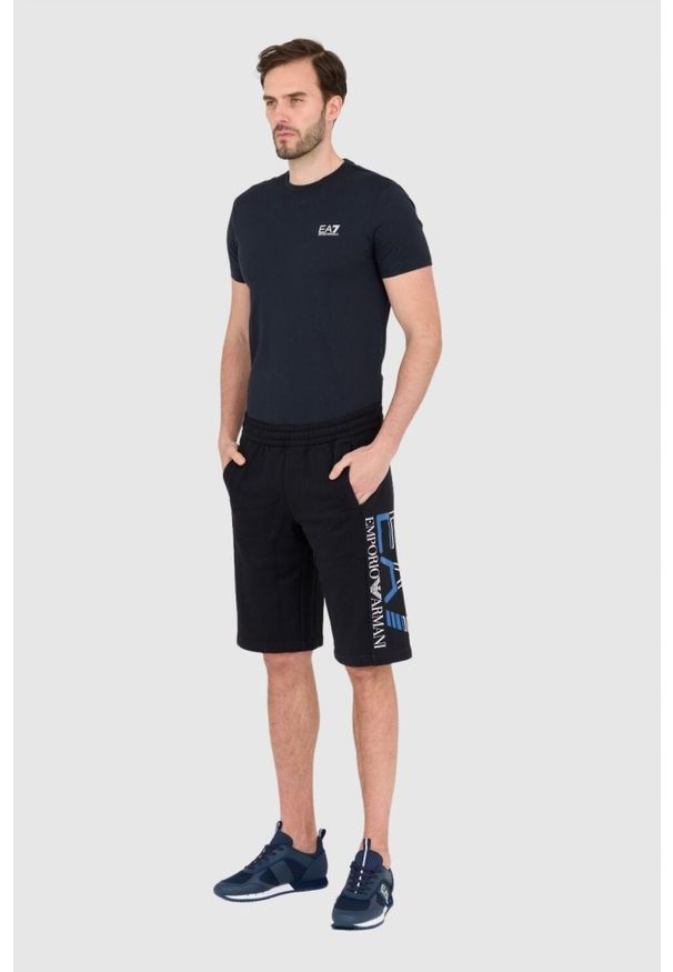 EA7 Emporio Armani - EA7 Czarne męskie szorty dresowe. Kolor: czarny. Materiał: bawełna. Długość: krótkie
