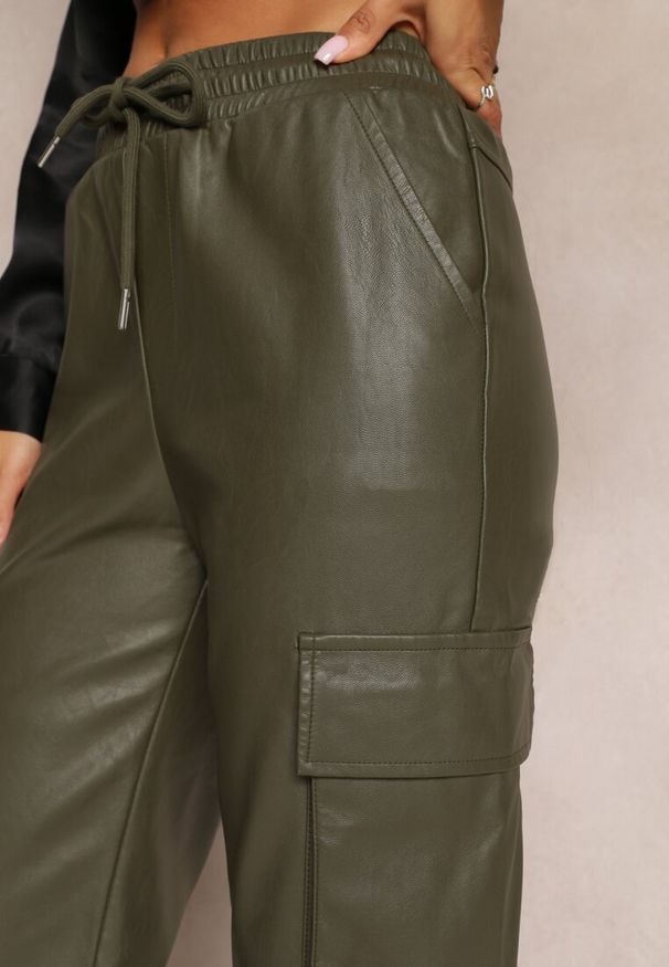 Renee - Ciemnozielone Szerokie Spodnie w Stylu Cargo z Kieszeniami na Klapy Mixana. Kolor: zielony. Wzór: aplikacja