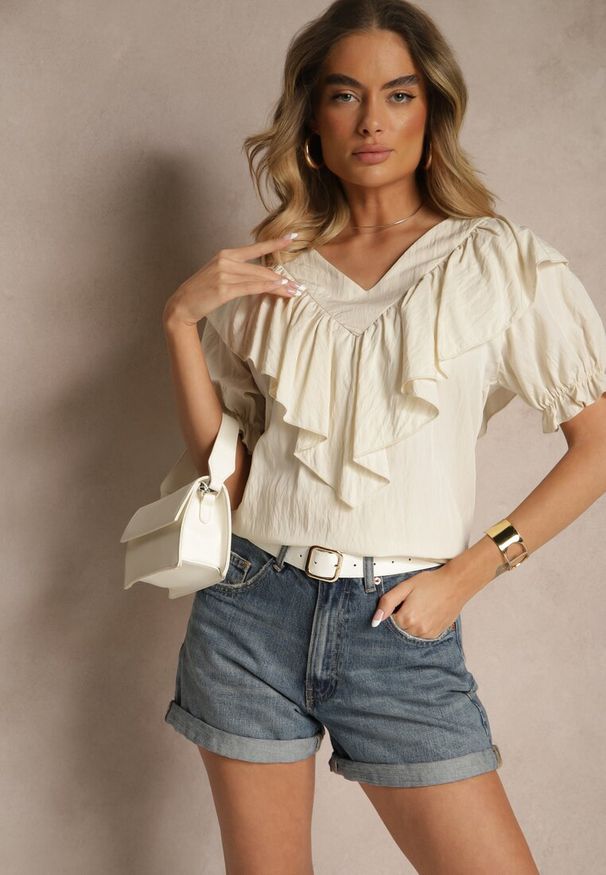 Renee - Beżowa Bluzka z Wiskozą Ozdobiona Falbankami Fadelena. Typ kołnierza: kołnierz z falbankami. Kolor: beżowy. Materiał: wiskoza. Wzór: aplikacja