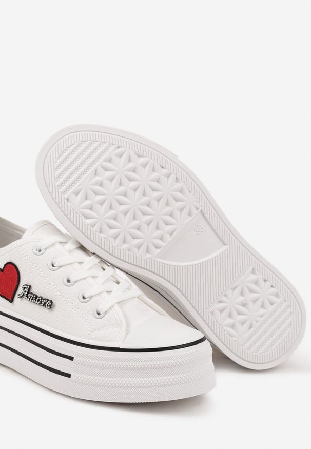 Born2be - Białe Trampki na Platformie z Ozdobnym Napisem i Aplikacją Efena. Okazja: na co dzień. Kolor: biały. Materiał: jeans. Wzór: aplikacja, napisy. Obcas: na platformie. Styl: elegancki, casual