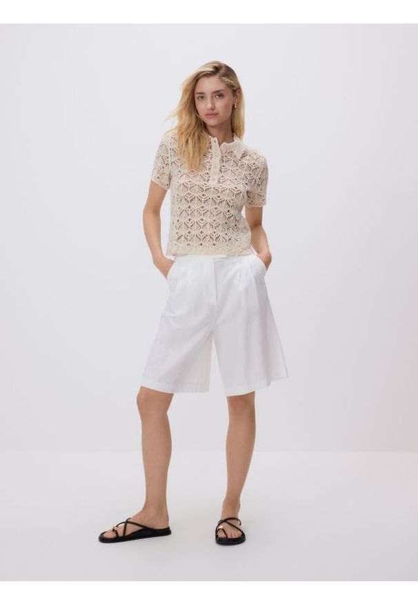 Reserved - Ażurowa koszulka polo - beżowy. Typ kołnierza: polo. Kolor: beżowy. Materiał: bawełna. Wzór: ażurowy