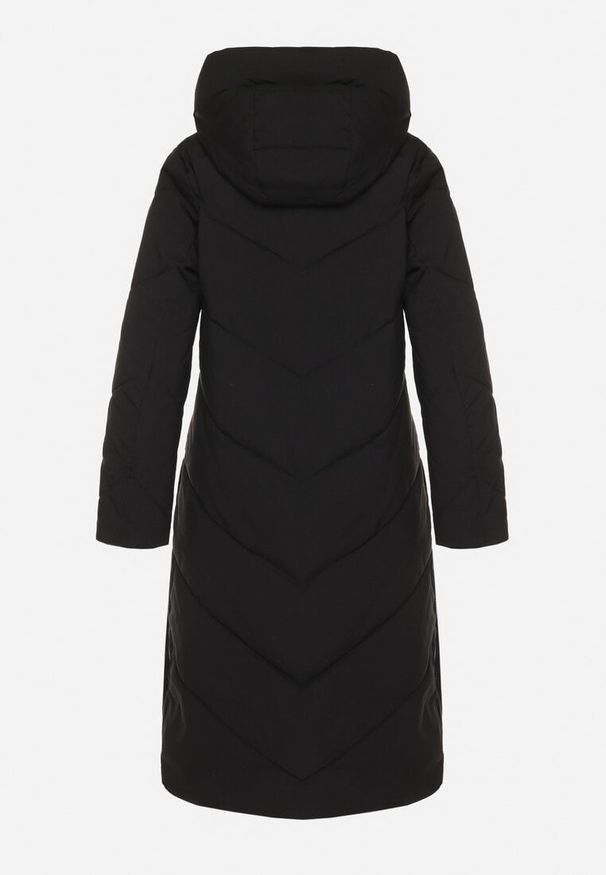 Born2be - Czarna Kurtka Pikowana o Długim Fasonie z Nieodpinanym Kapturem i Kieszeniami Nerilani. Okazja: na spacer, na co dzień. Kolor: czarny. Materiał: skóra. Długość: długie. Sezon: zima. Styl: casual, elegancki