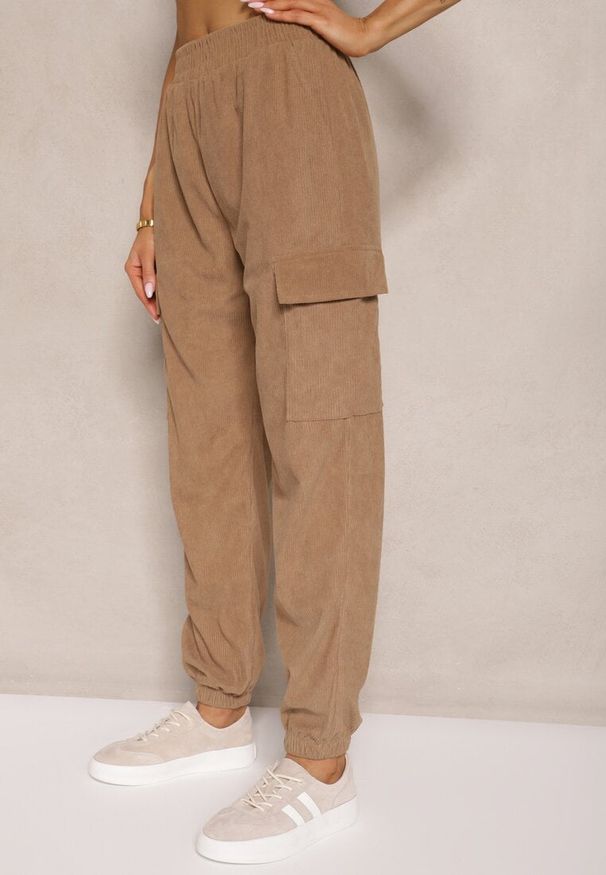 Renee - Brązowe Spodnie Typu Cargo High Waist Worseli. Okazja: na co dzień. Stan: podwyższony. Kolor: brązowy. Styl: casual, elegancki