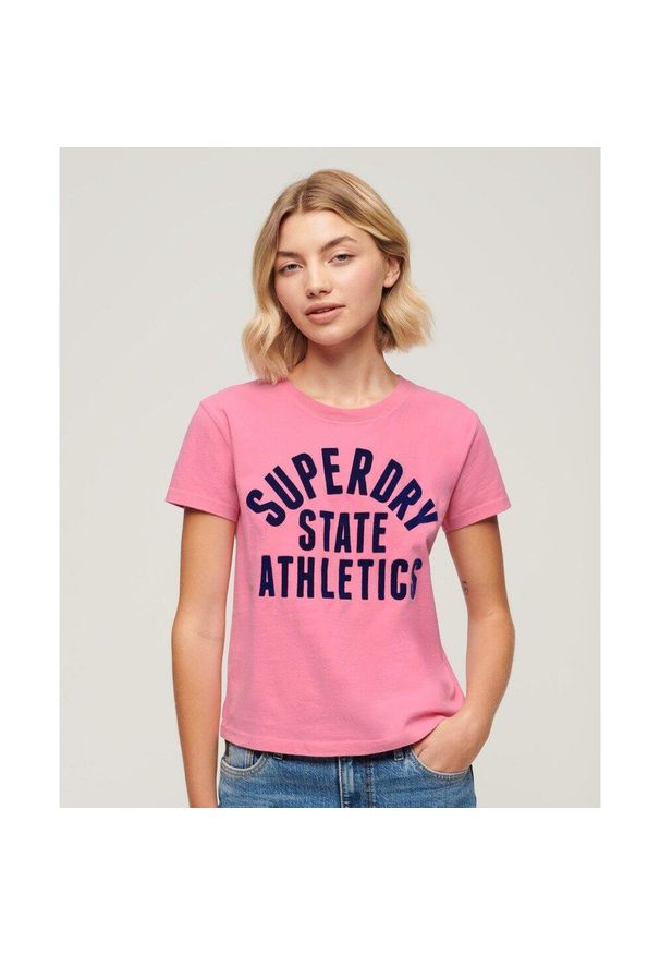 Superdry - Dopasowany T-shirt z bawełny z nadrukiem Varsity.. Kolor: różowy. Materiał: bawełna. Wzór: nadruk