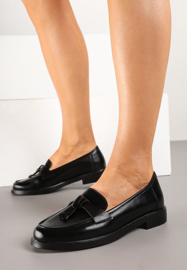 Renee - Czarne Mokasyny z Frędzlami i Skórzaną Wkładką Nithdra. Kolor: czarny. Materiał: skóra. Wzór: aplikacja. Obcas: na obcasie. Styl: elegancki. Wysokość obcasa: niski