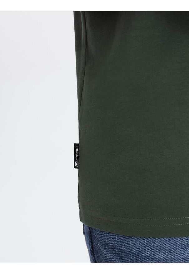 Ombre Clothing - Casualowy męski t-shirt z naszywką na kieszeni – ciemnooliwkowy V4. Okazja: na co dzień. Kolor: oliwkowy. Materiał: guma, skóra, jersey, bawełna. Wzór: aplikacja. Styl: casual
