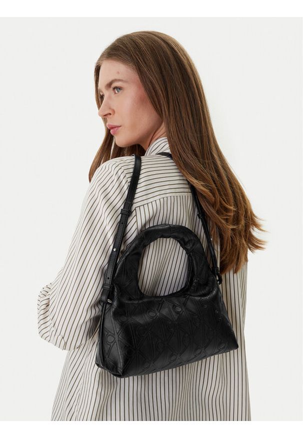 Calvin Klein Torebka Emblem Aop Puffer Bag With Strap LV04F3200G Czarny. Kolor: czarny. Materiał: skórzane