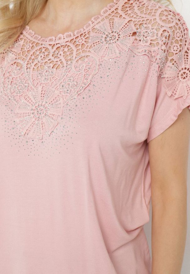 Born2be - Różowa Bluzka z Wiskozą Ozdobiona Koronką i Cyrkoniami Viarenas. Okazja: na co dzień. Kolor: różowy. Materiał: wiskoza, koronka. Długość rękawa: krótki rękaw. Długość: krótkie. Wzór: aplikacja, koronka. Styl: casual, elegancki