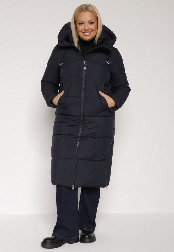 Born2be - Granatowa Długa Kurtka Pikowana z Kapturem i Bocznymi Suwakami Mevoressa. Okazja: na spacer, na co dzień. Typ kołnierza: kaptur. Kolekcja: plus size. Kolor: niebieski. Materiał: dzianina, jeans, poliester. Długość: długie. Styl: casual