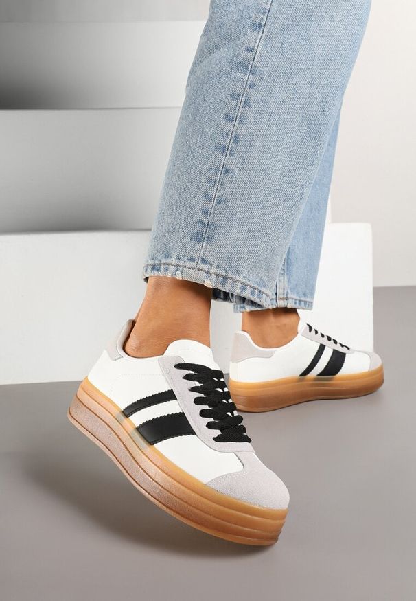 Born2be - Biało-Czarne Płaskie Sneakersy Ozdobione Paskami Norili. Okazja: na co dzień. Zapięcie: pasek. Kolor: biały. Materiał: jeans. Wzór: aplikacja