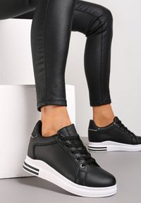 Renee - Czarne Sneakersy na Koturnie z Wstawkami z Brokatem Matisi. Kolor: czarny. Obcas: na koturnie #1