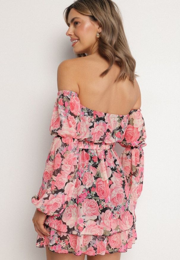 Born2be - Czarna Wiskozowa Sukienka Hiszpanka z Falbanami i Paskiem w Kwiaty Virmoi. Okazja: na co dzień, na spacer. Typ kołnierza: dekolt hiszpanka. Kolor: czarny. Materiał: wiskoza. Wzór: kwiaty. Typ sukienki: proste. Styl: casual