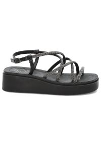 Sandały damskie Filippo, na grubej platformie eleganckie zapinane sprzączką, czarne, DS6898-25-BK. Okazja: na spacer. Zapięcie: sprzączka, pasek. Kolor: czarny. Wzór: ze splotem, paski. Sezon: lato. Obcas: na platformie. Styl: elegancki #5