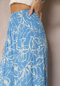 Renee - Niebieskie Spodnie Szerokie z Wiskozy High Waist w Kwiatowy Print Tepolla. Okazja: na plażę, na co dzień, na spacer. Stan: podwyższony. Kolor: niebieski. Materiał: wiskoza. Wzór: kwiaty, nadruk. Sezon: lato. Styl: casual