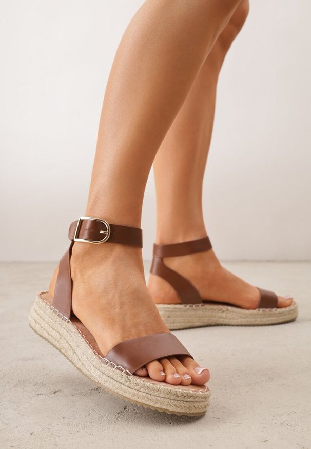 Renee - Brązowe Sandały VICES na Platformie z Plecionki z Szerokim Paskiem z Klamrą Jurelle. Okazja: na spacer. Zapięcie: klamry. Kolor: brązowy. Materiał: jeans, len. Wzór: haft. Sezon: lato. Obcas: na platformie. Styl: boho