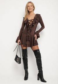 Born2be - Brązowa Taliowana Sukienka Zdobiona Falbankami Tiraneda. Okazja: na imprezę. Typ kołnierza: kołnierz z falbankami. Kolor: brązowy. Wzór: aplikacja. Typ sukienki: proste. Styl: elegancki #4