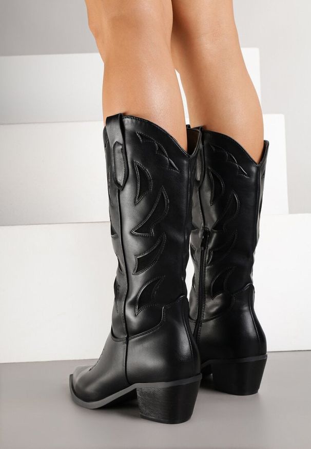 Renee - Czarne Kozaki na Słupku w Stylu Kowbojek Ozdobione Tłoczeniem Latimesa. Okazja: na co dzień. Kolor: czarny. Materiał: skóra, jeans. Wzór: aplikacja. Obcas: na słupku. Styl: casual