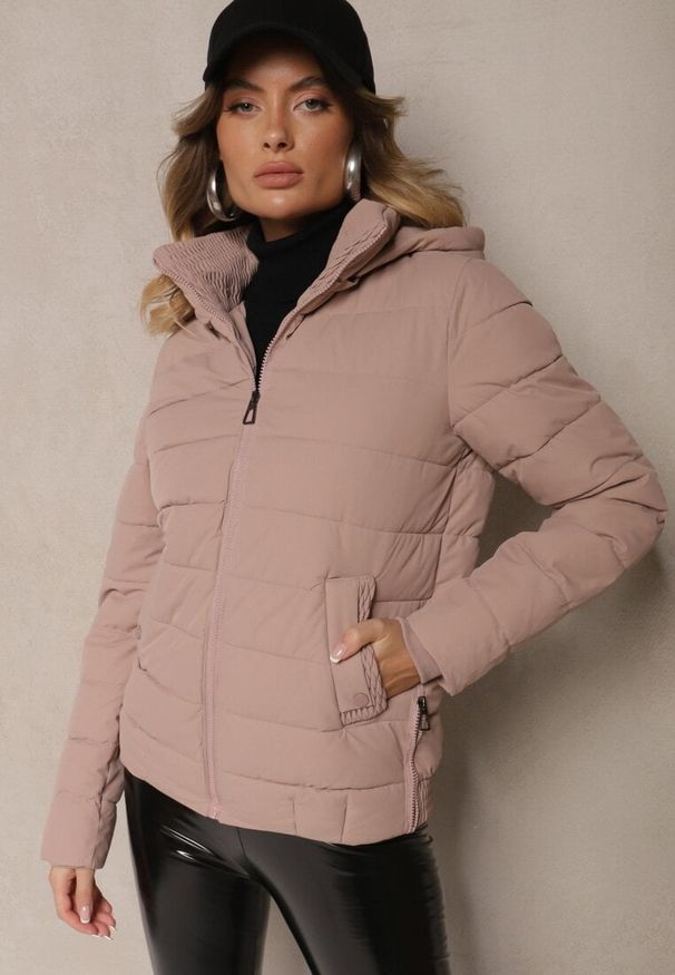 Renee - Jasnoróżowa Kurtka z Pikowanymi Przeszyciami z Odpinanym Kapturem i Ściągaczem w Talii Sintavia. Okazja: na co dzień. Kolor: różowy. Materiał: jeans, tkanina. Sezon: zima. Styl: casual