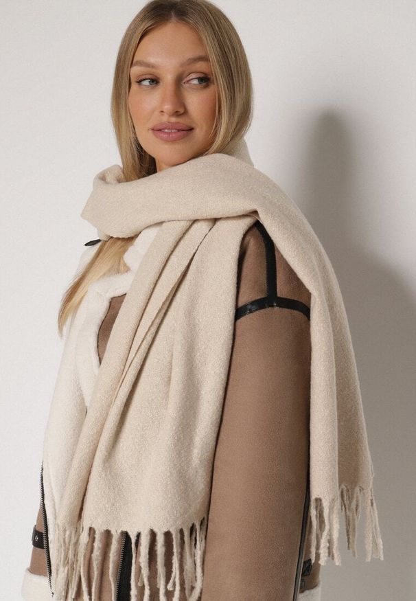 Born2be - Beżowy Klasyczny Szalik Zdobiony Frędzlami Vetilana. Okazja: do pracy. Kolor: beżowy. Materiał: jeans. Wzór: aplikacja. Styl: klasyczny