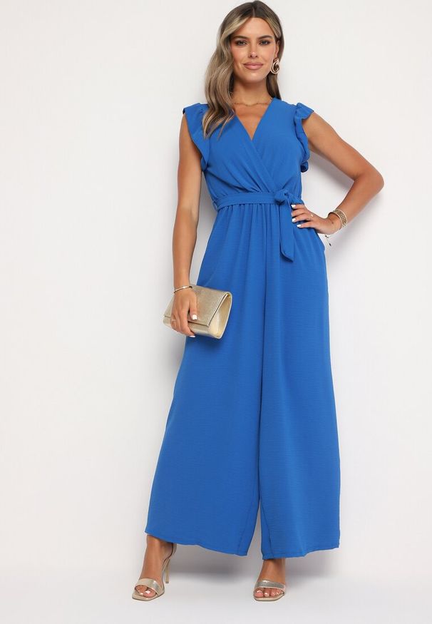 Born2be - Niebieski Taliowany Kombinezon Koktajlowy z Paskiem w Talii i Falbanami przy Ramionach Vimarine. Okazja: na imprezę. Kolor: niebieski. Materiał: jeans. Styl: wizytowy